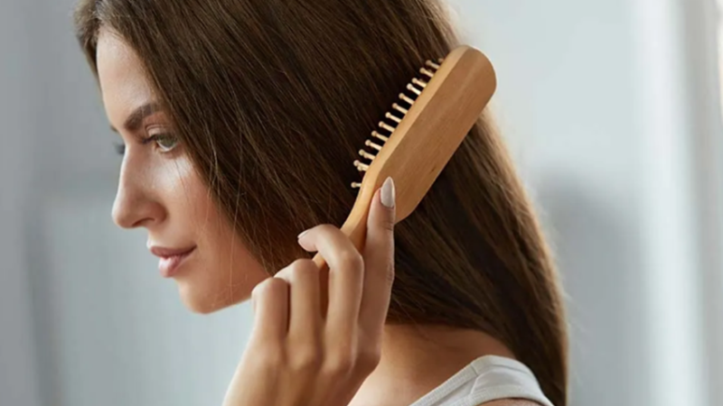 Lợi ích tuyệt vời của lược gỗ cho mái tóc của bạn